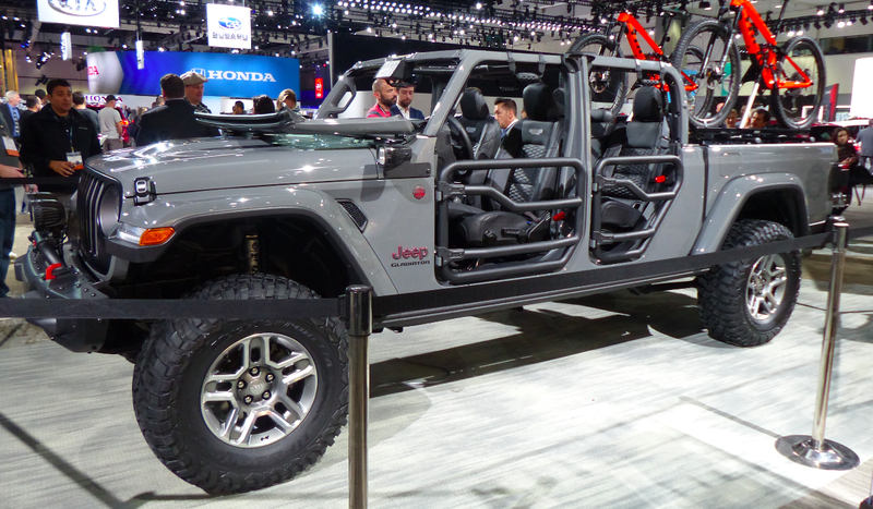 Illustration for article titled Here's What The 2020 Jeep Gladiator Pickup Looks Like With a Lift and 35 Inch Tires